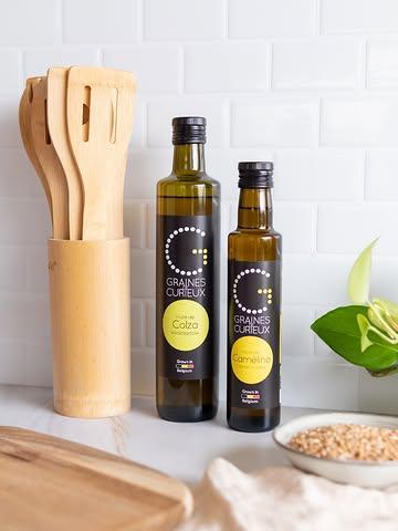 De la salade à la vinaigrette, du bol gourmand à la cuisson douce… 🥗✨

Nos huiles bio belges, colza et caméline, sont de véritables alliées du quotidien : pressées à froid pour conserver toutes leurs saveurs et nutriments, riches en oméga‑3 et vitamine E, elles apportent santé et gourmandise à toutes vos recettes 🌿💛

👉 À retrouver en magasin bio ou sur www.grainesdecurieux.com
Un indispensable du placard pour cuisiner simple, sain et plein de goût !

***

Van een frisse salade tot een kleurrijke bowl of zachte bereidingen… 🥗✨

Onze Belgische biologische oliën, koolzaad en huttentut, zijn echte bondgenoten in de keuken. Koudgeperst om alle smaken en voedingsstoffen te behouden, en boordevol omega-3 en vitamine E. Ze brengen gezondheid en smaak in al je recepten. 🌿💛

👉 Te vinden in de biowinkel of op www.grainesdecurieux.com
Een onmisbaar product in je keukenkastje voor simpel, gezond en lekker koken!

#healthysolutions #biofriendly #qualityfood #localartisan