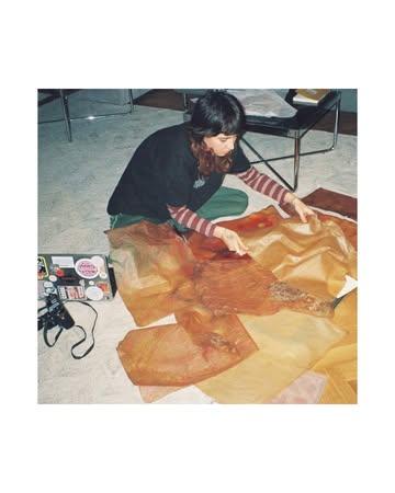 S T R A Y N G E  S K I N  L A B 

SCOBY-crafted skin by LULU 🌫️

ANIMA

Une rencontre. Une main. Une matière vivante.

Je vous présente Lulu - @straynge.skin.lab 
Elle fait naître une “peau” à partir d’un SCOBY - la culture vivante qui sert à brasser le kombucha - puis la transforme, patiemment, en matière.

On démarre une collaboration : c’est son travail qui habillera les premiers carnets de présentation de SAPIENS - ceux qui raconteront les producteurs, les anecdotes, les menus, la philosophie. Pas juste un support : un objet qui garde des traces.

Et avec le temps, j’aimerais faire évoluer ces couvertures cycle après cycle, au fil des saisons, de la lumière - comme une collection vivante.

Et au fond, c’est aussi une démarche simple et claire : réutiliser une matière après fermentation, au lieu de la jeter, et lui donner une seconde vie - belle, durable, sensible.

SAPIENS n’est pas un simple concept. C’est un organisme vivant : il grandira, se transformera, et évoluera cycle après cycle, au fil des saisons et des rencontres.

@straynge.skin.lab 🤍

Thanks a lot . 

#sapiens#Strayngeskinlab#artiste