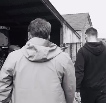 La racine 

Dans le silence des pâturages ardennais,
la vie s’écrit lentement, au rythme du vivant.

Ici, l’élevage est un geste juste 
terre, herbe, saisons. Rien de plus, rien de trop.

Une limousine élevée à ciel ouvert,
nourrie par un sol préservé, sans intrants ni compromis.

Avant l’assiette, il y a une origine.

Famille Herman 

@jacquescostenteenne 

#farmtofork #wallonie #sapiens