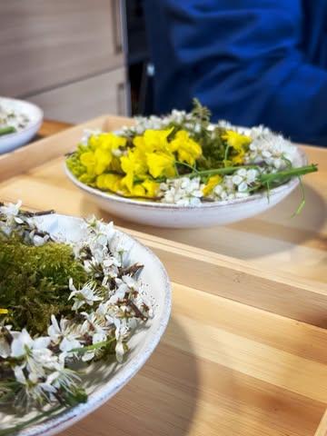 Menu de mars 2026

“Poireau sous influences marines et florales“

Le feu ouvre.

Poireau confit dans sa peau, marqué au BBQ, encore tiède.
Le végétal se suffit presque, mais on vient le bousculer.

Cresson, miel, brebis.
Rhubarbe à vif.
Iode discrète, crevette grise, caviar d’algues.

Une assiette de contraste :
douceur, tension, profondeur.

@fra.atelier.ceramics 

#sapiens #hautecuisines #foraging #gaultetmillau #farmtofork