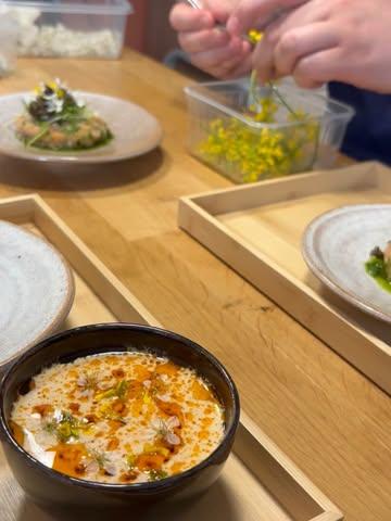 Menu de mars 2026

“Rencontres entre rivière et océan, plaines et champs” 

Truite arc-en-ciel en tartare, caviar Dottignies, végétaux, fleurs de nos contrées et sublimation de jeunes rhubarbes, jus de truite tranchée juste tiédie, XO.

Une séquence entre finesse, iode et surprise. 

@fra.atelier.ceramics 

#farmtowork #michelin #gaultetmillau #slowfood #belgique