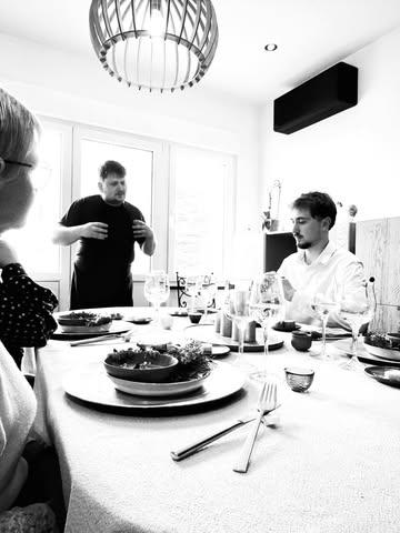 Épilogue / Mars

Clôturer un menu, c’est refermer un chapitre.

Mars aura été une exploration, 
entre fraîcheur, intensité et nuances végétales.

Des plats pensés pour dialoguer entre eux, 
se répondre, se bousculer parfois.

Merci à ceux qui ont vécu cette expérience.

La suite arrive.

@fra.atelier.ceramics 

#chefadomicile #gaultetmillaubelgium #michelinguide #finediningexperience #foraging