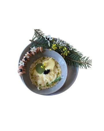 🌫️

Chawanmushi iodé
Crevette grise, jus aux feuilles de rhubarbe

Végétaux en huile, chlorophylle fraîche
Mizuna, cresson, caviar d’algues

Huile de crevette grise torréfiée , infusion florale
Fleurs de prunelier

@fra.atelier.ceramics 

#foraging #hautecuisines #gaultetmillaubelgium #slowfood #local