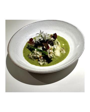 Le printemps dans sa forme la plus vivante. 

Asperges de Stéphane longlune , herbes fraîches, caviar de Dottignies , fleurs du jardin, fraîcheur végétale et tension aromatique.
Une cuisine guidée par le produit, les textures et la saison. 

@royalbelgiancaviar 
@stephanelonglune 
Céramiques : @fra.atelier.ceramics 

#slowfood #vegatarian #gaultetmillau #michelinguide