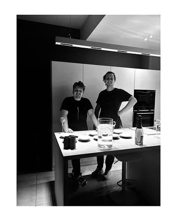Entre lumière, silence et cuisine.
Une table, quelques assiettes, et l’envie de faire vivre quelque chose de sincère.

Merci pour cette soirée hors du temps.
SAPIENS continue de prendre forme, service après service. 🖤

#cheflife #gaultetmillau #liege #privatechefexperience