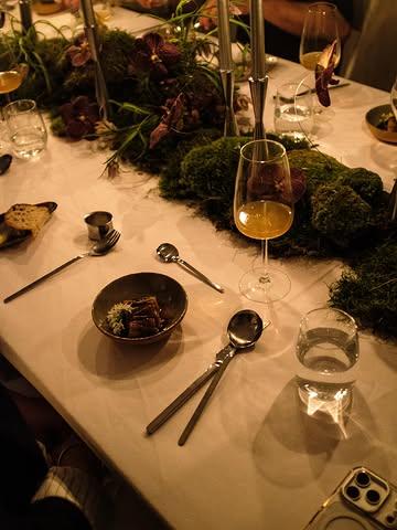 1re ébauche / 2026 / mai

Millefeuilles légumiers et fruitiers à la flamme
Pesto végétal d’épeautre / miso / umeboshi
Mélasse d’ortie
Glacis d’agnelle réduit · jus sombre

@boulettesmagazine 
@maisonvagabonde 
@mund.std 
Céramiques : @fra.atelier.ceramics 
Photographies: @fabio.n.amato 

#cuisineardennaise #hautecuisines #moderncuisine #gaultetmillau #slowfood