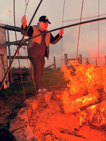 Sapiens X Domaine de hurlevent 

Face au feu, on comprend vite que tout le reste devient secondaire.
La cuisson demande du temps, du bois, de l’attention. Rien de plus.

Les flammes marquent les légumes, la fumée traverse les chairs, la braise transforme lentement chaque produit.
Une cuisine dehors, au vent, les mains noircies et les yeux sur le feu jusqu’à la dernière minute. 

#sapiens #asado #wild #wildcooking