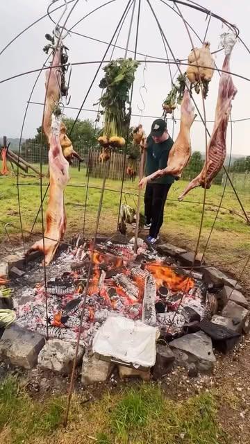 Sapiens X Domaine de hurlevent 

 2026 

Trois jours autour du feu.
Des heures à préparer, suspendre, tourner, arroser, attendre.

Chaque cuisson avait son rythme : la braise vive pour saisir, la fumée lente pour imprégner, la chaleur douce pour laisser le temps faire son travail.
Des légumes dans la cendre, des pièces entières au-dessus des flammes, des odeurs de bois qui restent sur les vêtements jusqu’au lendemain.

Rien n’aurait été possible sans l’équipe derrière les braises.
Trois cuisiniers, les mains dans le feu du début à la fin, à gérer chaque détail, chaque cuisson, chaque service.

Une cuisine physique, vivante, exigeante.
Mais c’est aussi ça qu’on aime : cuisiner dehors, sentir le feu évoluer et construire quelque chose ensemble autour des flammes. 

#wildcooking #asadoargentino #asadocooking #gaultetmillau 

@domainehurlevent ❤️