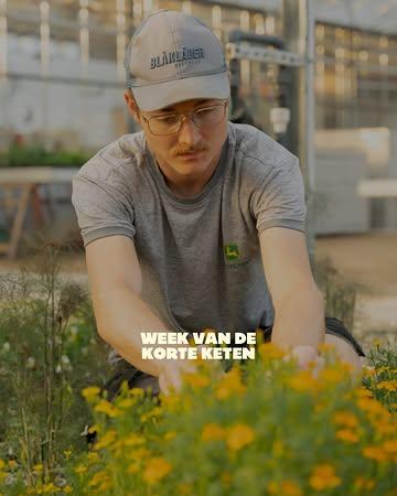Een ode aan de week van de korte keten. 🤍

Voor ons is korte keten gewoon hoe we werken. We telen zelf, volgen ons gewas van dichtbij en gebruiken wat we oogsten ook zelf verder in ons botanisch atelier.

Het blijft klein en direct. Wat hier groeit, komt niet van ver en blijft ook niet ergens onderweg hangen.

We doen dit omdat het logisch voelt voor ons. Omdat we graag weten wat we in handen hebben, en omdat we geloven dat dat ook het verschil maakt. 🍀