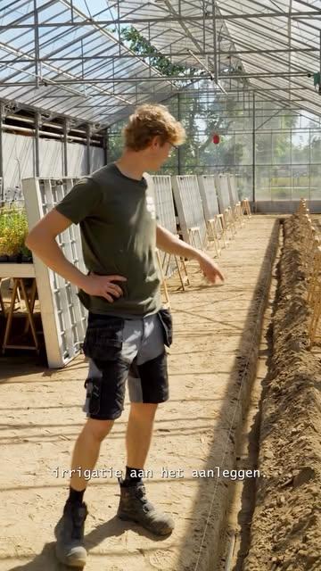WORK IN PROGRESS 
Sleuven graven en bouwen aan een betere opstelling in de serre. Met de nieuwe leidingen en druppelaars onder de kweektafels optimaliseren we de watergift voor onze eetbare bloemen. Minder verspilling, meer resultaat 💪