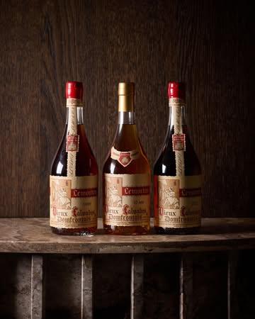 Drie leeftijden. Drie karakters. Eén meesterlijke signatuur. 🥃

Dieux Calvados Domfrontais rijpt langzaam tot een perfecte balans van peer en appel, met zachte kruidigheid en warme houttonen. Elk glas heeft diepgang en een lange afdronk.

#est #finedining #gastronomisch #gaultmillau #leuven #tablefever