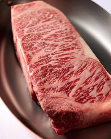 Wagyu in suggestie - een exclusieve ervaring dankzij zijn rijke marmering. 

Reserveer uw tafel en ontdek het zelf. 🌷

#est #finedining #gastronomisch #gaultmillau #leuven #tablefever