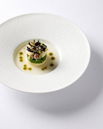 Smaakvolle details, meesterlijk toegevoegd. 

Swipe en ontdek het proces. 👨🏻‍🍳

#est #finedining #gastronomisch #gaultmillau #leuven #tablefever