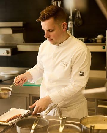Honoured!! 
Abel Demeestere - MICHELIN Young Chef 2026

Een erkenning die zijn signatuur perfect weerspiegelt: pure precisie, gelaagde smaken en een compromisloze zoektocht naar essentie.

Bij EST wordt vakmanschap geen moment, maar een verhaal dat zich elke service opnieuw schrijft.

Dank aan de MICHELIN Guide voor deze erkenning en het vertrouwen in jong talent binnen de gastronomie.

#est #finedining #gastronomisch #gaultmillau
#leuven #tablefever #michelingids #michelin
