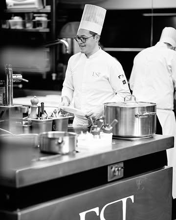 Vandaag heffen we het glas op onze souschef Tuur. 🥂

Bedankt voor je toewijding en enthousiasme elke dag opnieuw. Gelukkige verjaardag!

#est #finedining #gastronomisch #gaultmillau #leuven #tablefever