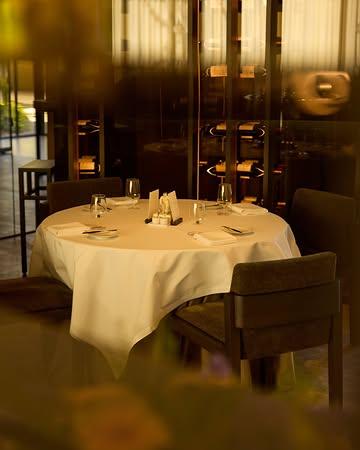 Warme details, zachte tinten en een sfeer die even tijdloos aanvoelt als de gerechten die worden geserveerd. Welkom bij EST.

#est #finedining #gastronomisch #gaultmillau #leuven #tablefever