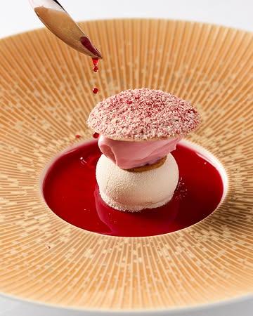 Dessert met rabarber, witte chocolade, aardbei en Sakura. 

#dessert #est #finedining #tablefever
