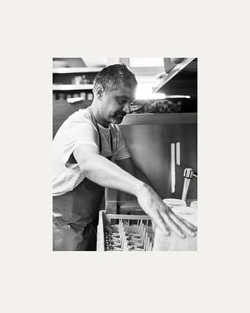 Zij zien de gasten nooit. De gasten zien hen nooit. Maar zonder hen? Geen EST.
Op dag van de schoonmaak een grote dankjewel aan ons team dat elke dag achter de schermen zorgt dat alles kraaknet en klaar is.

#clean #est #tablefever