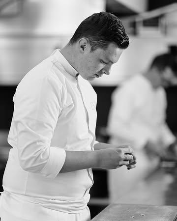 Camiel viert vandaag zijn verjaardag. Als chef de partie van de koude keuken staat hij aan de pas: timing, opmaak, de laatste blik voor een gerecht doorgaat. Onmisbaar in onze keuken. Gelukkige verjaardag!
