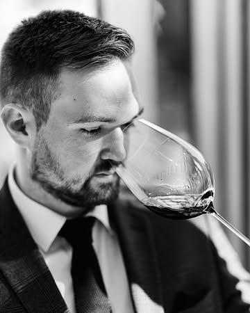 Happy birthday, Lukas. Geen fles in onze kelder die hij niet kent, en geen gerecht waar hij niet de juiste wijn bij vindt. Proost op jou!