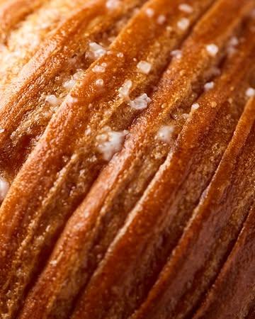 Perfectly golden, topped with sea salt.
The perfect companion to our cheese.