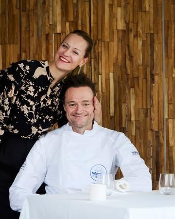 Restaurant van de week / Restaurant de la semaine. 🍽️

Ons restaurant van de week is Restaurant De Jonkman. Ze vieren met 20 jaar @dejonkman , een verhaal vol visie, ambacht en gastvrijheid. Als oprichter van het NorthSeaChefs collectief behoort Filip Claeys tot een beperkte groep die ook ver buiten hun eigen restaurant een stempel op de gastronomie en onze eetgewoontes heeft gedrukt. Lang voor het begrip duurzaamheid een begrip werd, was hij als voorvechter van respectvolle visvangst, begaan met het toekomstgericht bestendigen van wat de Noordzee vandaag te bieden heeft. Ook vanuit dat perspectief blijft een bezoek aan De Jonkman altijd een bijzondere belevenis. 👏

--

Notre restaurant de la semaine est le Restaurant De Jonkman. Il célèbre ses 20 ans, deux décennies portées par la vision, le savoir-faire d’un artisan et un sens aigu de l’hospitalité. Fondateur du collectif NorthSeaChefs, Filip Claeys fait partie de ce cercle restreint de chefs qui ont su marquer la gastronomie bien au-delà des murs de leur propre établissement, influençant durablement nos habitudes alimentaires. Bien avant que la durabilité ne devienne un concept incontournable, il s’imposait déjà comme un ardent défenseur d’une pêche respectueuse, soucieux de préserver, dans une perspective d’avenir, les richesses que la mer du Nord a à offrir. Dans cet esprit, une visite à De Jonkman demeure, aujourd’hui encore, une expérience hors du commun. 👏

© FB De Jonkman
© Pieter D'Hoop