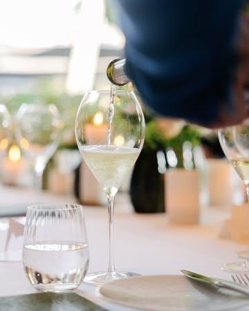 Wij zijn open vrijdag 1 mei, kom en geniet. 
Wij doen de rest om uw zintuigen te prikkelen en u bij ons thuis te laten voelen.
Bij mooi weer, kan dit ook op ons terras!
reserveer online of vanaf woensdag zijn wij telefonisch terug bereikbaar 050/360767.
Welkom!