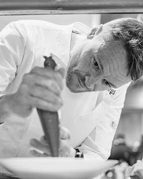 Achter de schermen, Filip in focus, product primeert, klassiek met een twist, eigen vis eerst, alles begint en eindigt met smaak in het gerecht.

Behind the scenes, Filip in full focus, the product takes te centre stage, classic witch a twist, our own fish first, everything begins and ends with the flavour of the dish.

 #filipclaeys #northseachefs #michelin #gaultmillaubelgium #eigenviseerst @visitbruges @goestinginflanders @vlam.vzw @vlaamse_visveiling