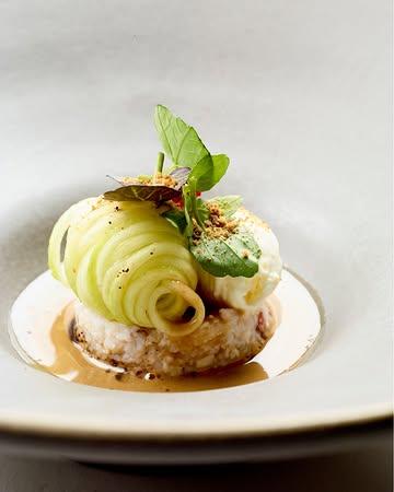 Noordzee krab 'Panna Montana' . Courgette . Krab soep
Signatuur gerecht van de Chef, à la carte te verkrijgen.

Nord Sea Crab 'Panna Montana' . Zucchini . Crab soup
Signature dish of our Chef, à la carte on the menu.

 #filipclaeys #northseachefs #finedining #brugge @heikkiverdurme @visitflanders