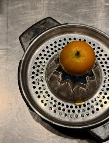 KALAMANSI

Tout petit agrume, grosse claque. 

Des bombes acides & parfumés signé Humberto, notre agrumier de chez Naranjas del Mediterráneo. 

A découvrir dans notre nouveau menu. 

Réservations - lien en bio