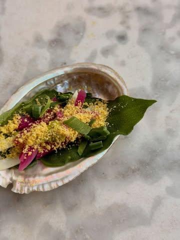 TACOS VÉGÉTAL 

Ficoïde glaciale, légumes fermentés, totopos & ail des ours.

À déguster dans notre nouveau menu d’avril. 

Réservations - lien en bio