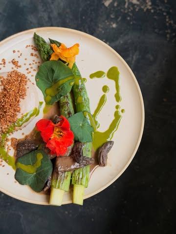 MOMENT DU MOIS DE MAI

Asperges, morilles et capucines. 

De la gourmandise & de la fraîcheur poivrée! 

Réservations - lien en bio 

#mauvaischoix #asperges #couleurs