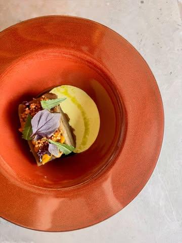 MENU DE JUIN

Les légumes solaires arrivent doucement sur le menu. 

Réservations - lien en bio 

#mauvaischoix #testingmenu #vegetarian