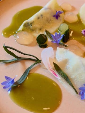 RAVIOLES VÉGÉTALES 

Ricotta estragon, gelée pomme tagette & choux rave 

Entrée en matière du menu de juin. 

Réservations - lien en bio 

#mauvaischoix #entree #bruxelle