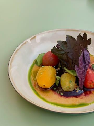 MENU D’ÉTÉ 

Premiers légumes solaires. 

À venir déguster tout le mois de juillet. 

Réservations - lien en bio 

#mauvaischoix #tomato #été