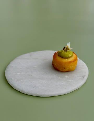 AMUSE-BOUCHE HOMMAGE

Panisse, aïoli d'ail des ours & fleur d'ail des ours fermentée.

Hommage à @le_bain_des_dames

Réservations — lien en bio

#mauvaischoix #panisse #amusebouche