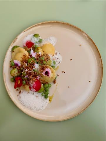 Pâtes au vacherin et à la tomme aux fleurs, petits pois, nage à la Chartreuse.

Le dernier menu avant la fermeture estivale.

Réservations - lien en bio 

#mauvaischoix #été #petitspois