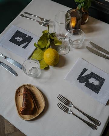 Elke dag een nieuwe lunch, elke week een nieuw menu. Onze chef Radu serveert elke middag een lunchformule (28 euro voor een voor- en hoofdgerecht) en ’s avonds een 2-3 gangen menu. Kies je menu zelf! Wie gehaast is of nog naar een concert of voorstelling moet, kan opteren voor de pre-show menu van 3 gangen.

#ghent #localfood #visitghent