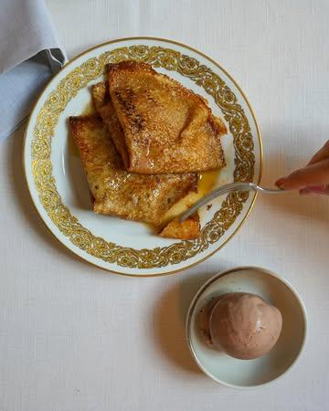 Onze versie van pure verwennerij: warme appelcompote, een luchtige crêpe die we à la minute flamberen en daarbovenop een romige chocolade-ijsbol die langzaam wegsmelt. Een dessert dat ruikt naar nostalgie, smaakt naar vakantie en voelt als een warme knuffel op een winterdag.

#ghent #localfood #visitghent