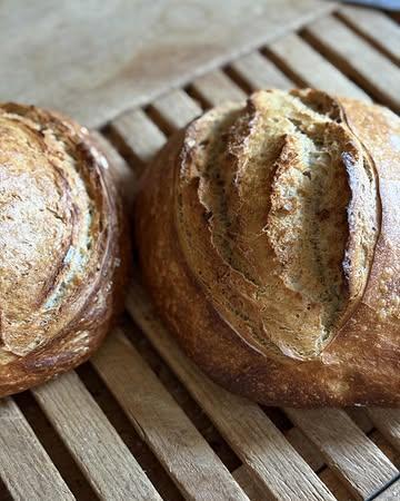 Elke ochtend opnieuw maken we ons eigen zuurdesembrood in huis. Vers uit onze oven, recht naar jouw tafel.

#ghent #localfood #visitghent
