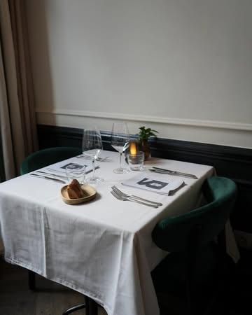 Reserveer je tafel — of wandel gewoon spontaan binnen. Ons menu verandert elke week en volgt wat er op dat moment geoogst, gevangen of geplukt wordt in Vlaanderen. Seizoensgroenten, Noordzeevis en lokale producten spelen de hoofdrol. Geen grote kaart, maar een zorgvuldig gekozen selectie smaken die precies nu op hun best zijn.

#ghent #localfood #visitghent