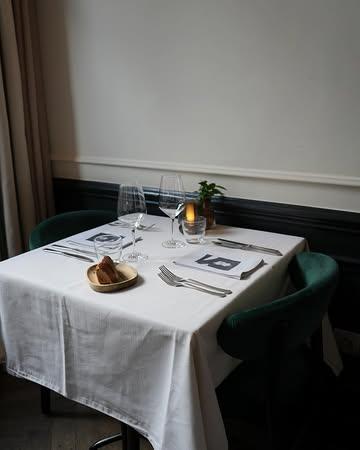 Reserveer je tafel — of wandel gewoon spontaan binnen. Ons menu verandert elke week en volgt wat er op dat moment geoogst, gevangen of geplukt wordt in Vlaanderen. Seizoensgroenten, Noordzeevis en lokale producten spelen de hoofdrol. Geen grote kaart, maar een zorgvuldig gekozen selectie smaken die precies nu op hun best zijn.

#ghent #localfood #visitghent