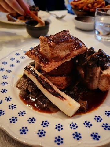 Vol-au-vent met shiitake en witte asperge van @koolmees_bioboerderij en lekker kipje van op bordjes van @ingrietsliving

#puurgent #visitgent #sustainablefood #buylocal
