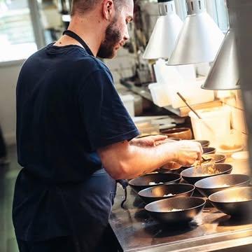Na meer dan twee jaar solo in de keuken van Faim Fatale nemen we afscheid van Radu, onze rots in de branding. 

Als expert van de meest kwaliteitsvolle en eerlijke producten bracht hij ons in contact met de fine fleur van lokale leveranciers. Als geen ander kookte hij volgens het seizoen en liet de natuurlijke smaken van al dat lekkers tot hun recht komen. 

Dankzij zijn inzet en overtuiging haalden we een van de hoogste waarderingen voor sustainable kitchen door 360°EatGuide. En laat ons eerlijk zijn, dit zijn heden ten dage DE belangrijkste awards: een keuken moet smaakvol en duurzaam zijn.

Radu, onze doe het zelf man, maakt zijn brood, laat halve herten leveren om ze zelf uit te benen, maakt verse worst, ballotines, fonds, orechiette, euh... alles eigenlijk, wat hebben we genoten van je ambacht. 

Radu, hoeveel uren heb je niet in de keuken gespendeerd, zelfs op dagen dat we niet open waren, altijd iets klaarmaken, testen, en verbeteren. 

Dank dank dank en alle succes met de komende verhalen! 

Wie nog eens wil proeven van al deze kunst, Radu is er tot eind deze week! 

Wat we daarna gaan doen kan je hier allemaal volgen :)