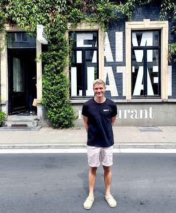 Faim Fatale nu en later ▶︎

Twintig jaar Faim Fatale en Bert, what a ride. Van weekendhulp naar eigenaar, pre- en post-covid, met vaste en lossere chefs, maar steeds à la Faim Fatale, ongedwongen, lekker, kwaliteitsvol. 

De laatste twee jaar in tango met chef Radu Iliescu. Radu besliste onlangs zijn eigen pad te volgen. Op datzelfde moment zocht chef Jason Blanckaert van restaurant Debra een tijdelijk alternatief voor zijn pand in de Lange Steenstraat, en zo geschiedde dat Bert en Jason voor elkaar een oplossing kunnen zijn.

◦ Wat betekent dat voor u?
Faim Fatale, het restaurant, gaat verder met concert & dinner concepten, zoals bijvoorbeeld tijdens de Gentse Feesten. 

Faim Fatale, het gebouw, host tot minstens eind september restaurant Debra @resto_debragent 

En Bert? Die blijft nog gewoon de deur opendoen en uw wijntjes inschenken, voor de concepten van restaurant Faim Fatale én voor restaurant Debra.

◦ Timing
1 tem 16 juli: Debra
Reserveren > @resto_debragent 

17 tem 25 juli (Gentse Feesten): dinner & concerts - €75pp exclusief dranken, food by D&K
Reserveren > via mail@faimfatale.be
Vrijdag 17/07: Elias
Zaterdag 18/07: Kapinga & Yves Meersschaert
Dinsdag 21/07: Duo Asciano (Lowie Vercammen – Tibo Schildermans)
Woensdag 22/07: Tosca kwartet
Donderdag 23/07: Tosca kwartet
Vrijdag 24/07: Iskander Moon
Zaterdag 25/07: Frans Kalf
 
Augustus & september: Debra 
Reserveren > @resto_debragent 

◦ Wat na september? 
Dat weten we nog niet. We sturen u af en toe een kaartje om je op de hoogte te houden.

Veel liefs, bedankt voor de voorbije 20 jaar en tot binnenkort!

Bert

@bertenbytes
