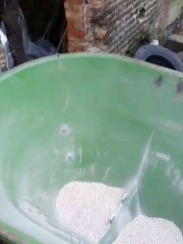 Dus wat zijn we aant doen? We strooien..
#biolandbouw #winterwerk #koolmees