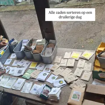 Een hele dag regen, en koud. Dan is het fijn om je even te kunnen verwarmen aan een binnenwerkje. Zaden sorteren, om straks in 1-2-3 het geschikte zaadje voor het geschikte plaatsje terug te kunnen vinden. Wij kopen ons biologische en bijzondere zaden aan bij meerdere leveranciers zoals @kwekerijkweek @vitalerassen @kokopellisemences @zaadhandel_neutkens @zaadhandelvanderwal @debolster.biozaden @reinsaat_gmbh Dat zal algauw weer een oogstweelde van je welste worden!