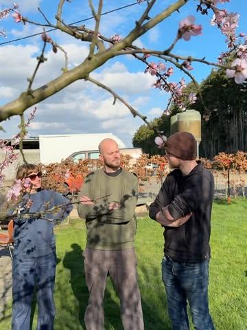 Op bezoek bij Koolmees, bioboerderij en belangrijke partner van The Food Hub! 

Naast biologische groothandel specialiseren ze zich in het telen van een unieke selectie kruiden, eetbare bloemen en bijzondere groenten. Daarnaast kopen en verdelen ze ook mediterraanse producten, onder andere van onze The Food Hub boeren! 

Bedankt voor de openheid, transparantie en fijne samenwerking. Samen versterken we de korte keten in Europa!