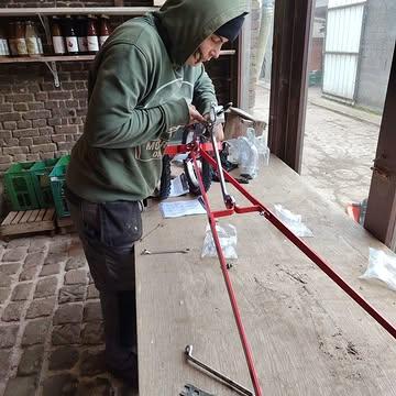 De beste selectie "topwerkjes van deze week" in willekeurige volgorde:
1. Bouwpakket nieuwe wielschoffel, dat doen we eens snel.
2. Kleine broer gaat naar grote broer ter reparatie van gebroken zaken.
3. Kjell is Koko Flanel. Vogelhuisjes maken en hangen als de beste: de koolmeesjes gaan content zijn.
4. Opkuis van verwaarloosde hoekjes. Karton en dan snippers. Want proper, zo hebben West-Vlamingen het graag.
6. Beseffen dat 8 bakken mest in onze mestkar te veel is voor de draagkracht van dit perceel.
7. Uiteindelijk toch gedaan met mesten, mestkar proper uitkuisen, kipjes blij!
8. Oogsten, veel oogsten. Zoals deze viooltjes in violet bijvoorbeeld.
9. Keppen met Koentje t'zijdehoentje in de serre.