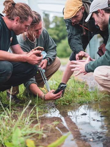🌱 Transmettre, apprendre, partager.

Quelques images de ma journée à la @permaprojectsasbl où j'ai eu le plaisir de former les futurs maraîchers à la photo sur smartphone afin de raconter leur histoire, leur parcours...

Un projet inspirant, des élèves motivés et beaucoup de sens. 📸✨